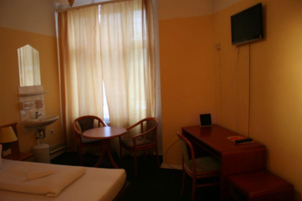 Hotel-Pension Adamshof Берлин Екстериор снимка