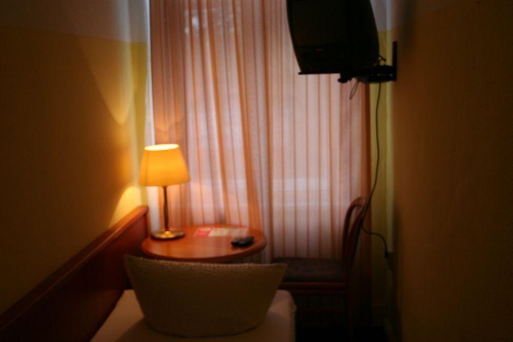 Hotel-Pension Adamshof Берлин Екстериор снимка