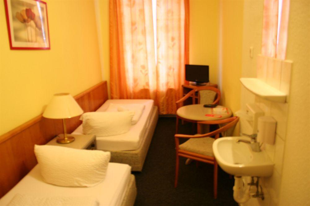Hotel-Pension Adamshof Берлин Екстериор снимка