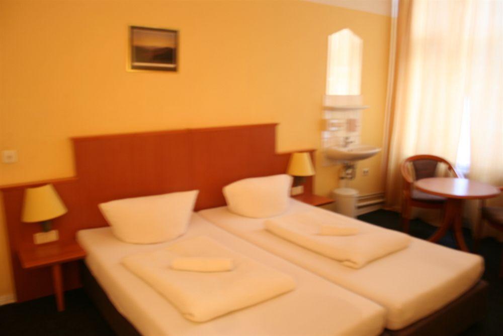 Hotel-Pension Adamshof Берлин Екстериор снимка