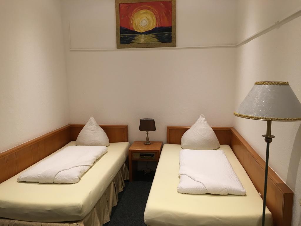 Hotel-Pension Adamshof Берлин Екстериор снимка