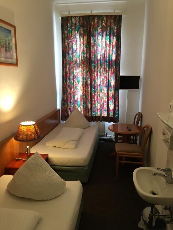 Hotel-Pension Adamshof Берлин Екстериор снимка