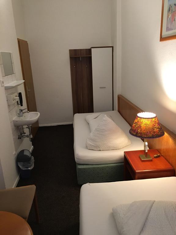 Hotel-Pension Adamshof Берлин Екстериор снимка
